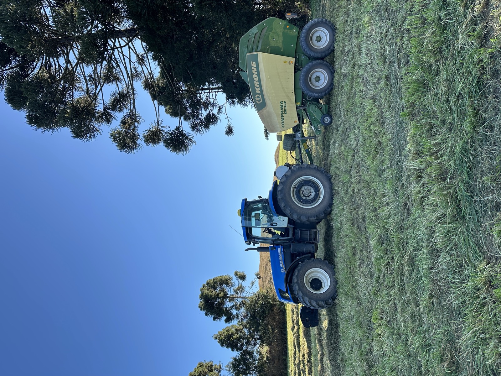 Trator com enfardadeira no campo