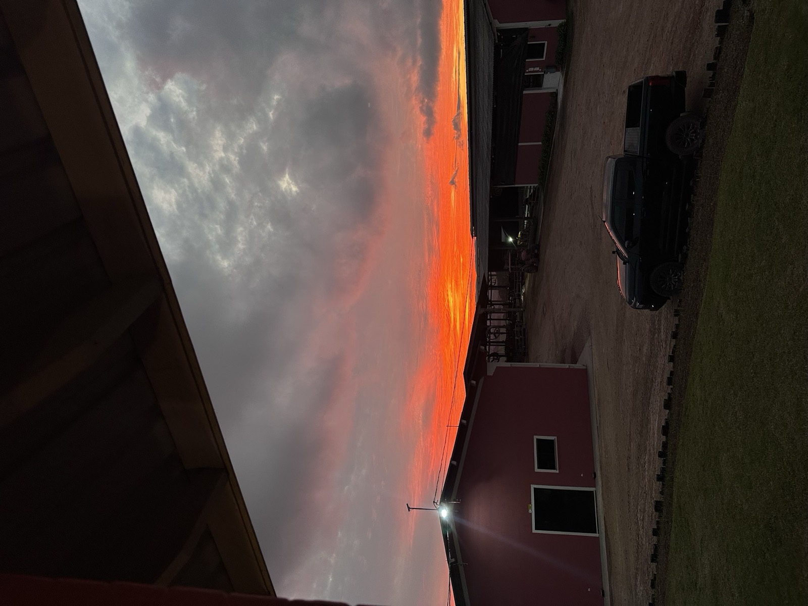 Barracões ao entardecer
